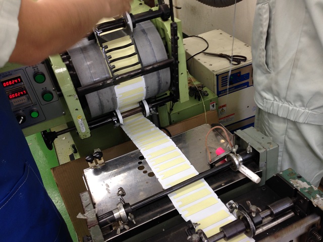 シール印刷機で両面テープ加工
